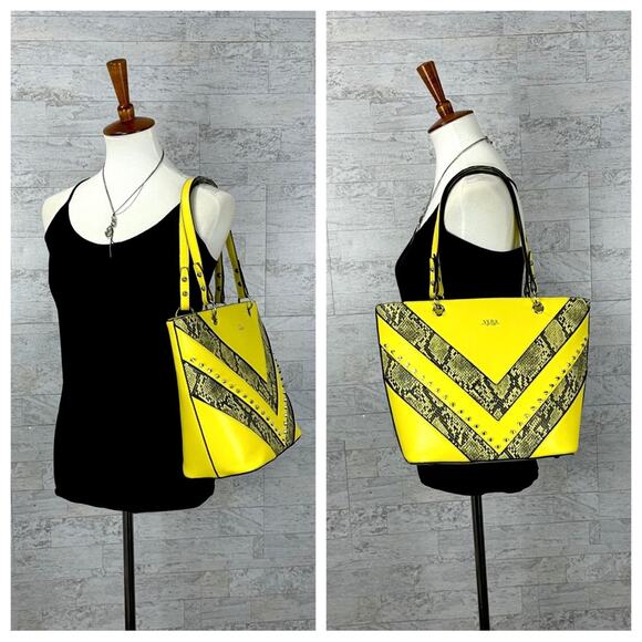 Vera New York Elisa yellow snakeskin studded shoulder tote - Picture 4 of 9